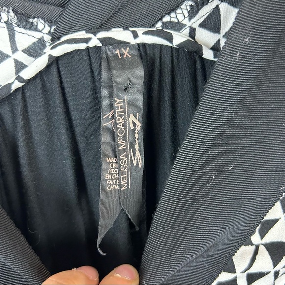 Melissa McCarthy Black and White V-Neck Tunic Blouse Size 1X - Picture 3 of 9